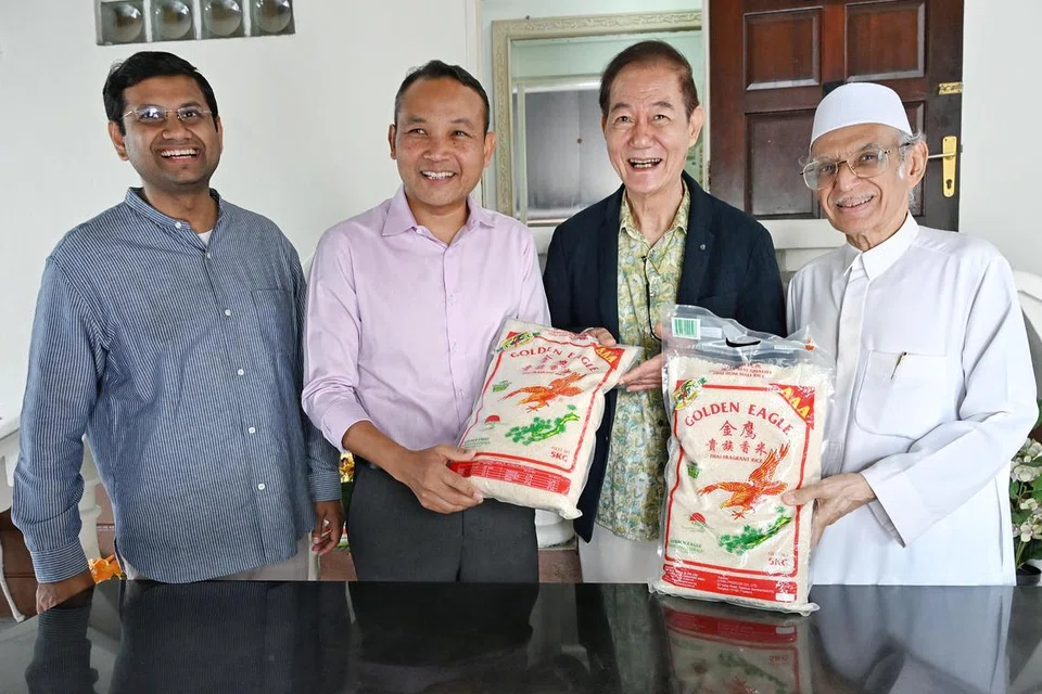 (Dari kiri) Pengasas Roses of Peace, Encik Mohamed Irshad Abbas Ali; Mayor CDC South East, Encik Mohd Fahmi Aliman; presiden Singapore Buddhist Lodge (SBL), Encik Tan Lee Huak; dan Imam Masjid Ba’alwie, Habib Hassan Al-Attas, di acara penyerahan sumbangan beras oleh SBL  di Masjid Ba’alwie pada 28 Februari.