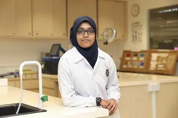 SEDIA HADAPI PELBAGAI CABARAN: Oleh kerana bidang forensik menjadi minatnya sejak kecil, Cik Haifaa sedia hadapi apa jua cabaran sepanjang melaksanakan tugasnya sebagai penolong pemimpin pasukan bagi Tim Respons Forensik di CNB. - Foto-Foto BM oleh MARCELLIN LOPEZ