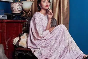 SEMANGAT SALING MEMBANTU: Aisyah Aziz yakin semangat saling membantu dan menyokong dalam kalangan artis muda tempatan akan membawa kejayaan, khususnya dalam menyebarkan bakat ke peringkat serantau. - Foto ihsan AISYAH AZIZ