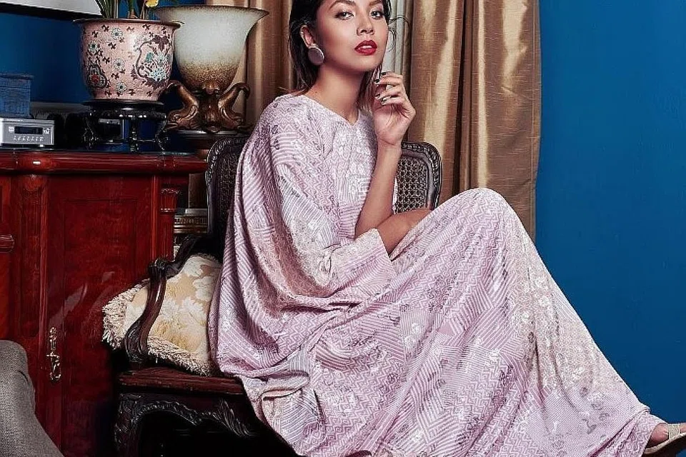 SEMANGAT SALING MEMBANTU: Aisyah Aziz yakin semangat saling membantu dan menyokong dalam kalangan artis muda tempatan akan membawa kejayaan, khususnya dalam menyebarkan bakat ke peringkat serantau. - Foto ihsan AISYAH AZIZ