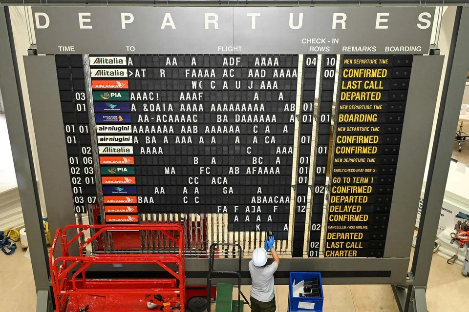PAPAN KEBERANGKATAN: Pengunjung pameran Now Boarding: Experiencing Singapore Through Travel akan disambut dengan papan maklumat penerbangan analog yang digunakan di Terminal 2 Lapangan Terbang Changi sebelum ini. Papan Solari itu menampilkan lebih 2,000 panel, selongsong dan kapsul. 