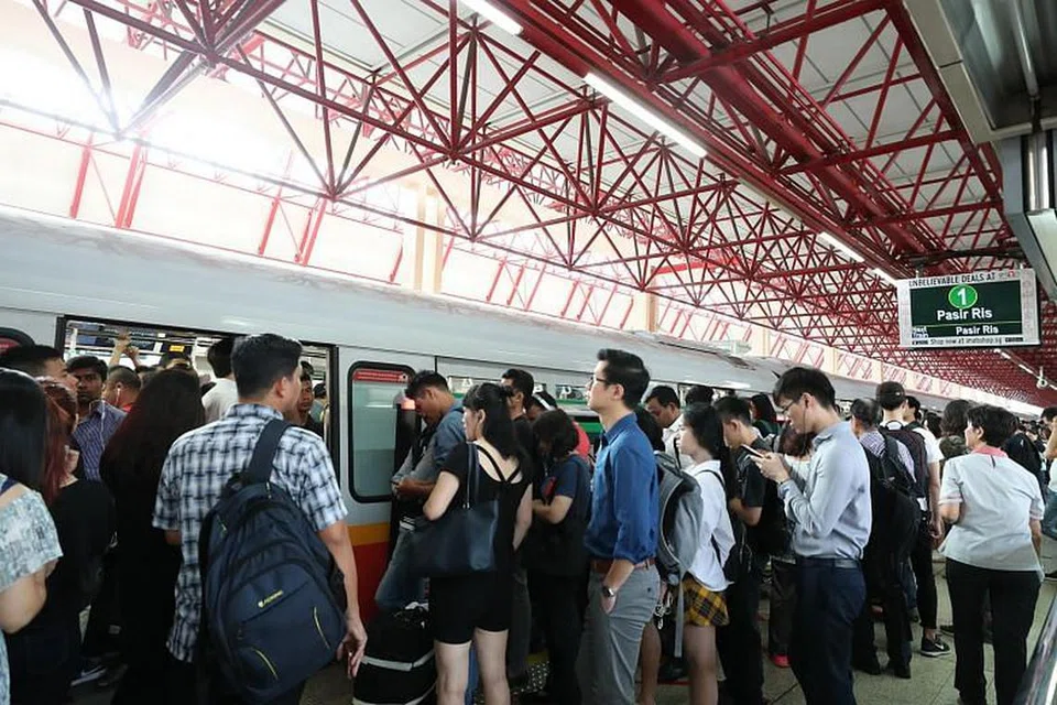 GANGGUAN KHIDMAT KERETA API: Penumpang mengambil masa sehingga 40 minit lebih lama semasa waktu sibuk sebelah pagi akibat gangguan khidmat kereta api di Laluan Timur-Barat (EWL) pada 19 September 2018.