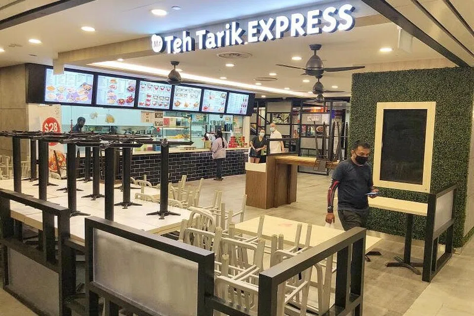 FASA KEDUA MULAI ESOK: Seorang lelaki memakai pelitup berjalan keluar dari restoran Teh Tarik EXPRESS di bangunan SingPost pada 15 Jun lalu. Singapura mula melonggarkan sekatan pergerakan yang dikenali sebagai tempoh pemutus rantaian jangkitan esok, yang akan membolehkan tidak lebih lima orang duduk semeja di restoran atau kedai kopi atau di pusat makan.