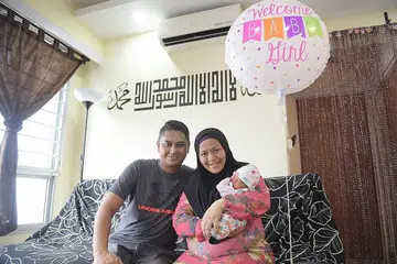 SABAR MENANTI: Elfee R. Ismail, dan isteri, Fauziah Mohamad, akhirnya dikurniakan anak perempuan dengan rasa syukur setelah berusaha selama 12 tahun. Puterinya itu dinamakan Eshaal Falisha yang menurut Elfee, daripada rujukan kepada sebuah buku, Eshaal bermakna 'bunga syurga' sementera Falisha 'yang menyenangkan'. - Foto BM oleh ALPHONSUS CHERN