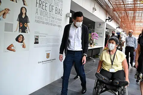 PELUANG TIMBA ILMU DAN KEMAHIRAN: Encik Eric Chua di Enabling Village berinteraksi dengan pengarah eksekutif, Persatuan Distrofi Otot Singapura (MDAS), Cik Judy Wee, selepas pelancaran Enabling Academy, akademi yang menggabungkan rakan kongsi dari sektor pendidikan, perniagaan dan pertubuhan kurang upaya untuk menyediakan peluang pembelajaran yang responsif dan bermutu bagi golongan tersebut. - Foto BH oleh KUA CHEE SIONG