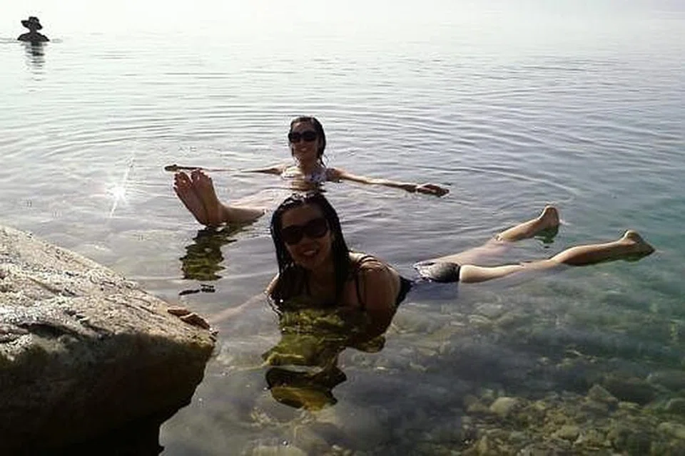 MUDAH TERAPUNG: Di Laut Mati, anda sangat mudah terapung kerana kandungan garam yang banyak - 10 kali ganda berbanding dengan air laut. - Foto-foto fail.