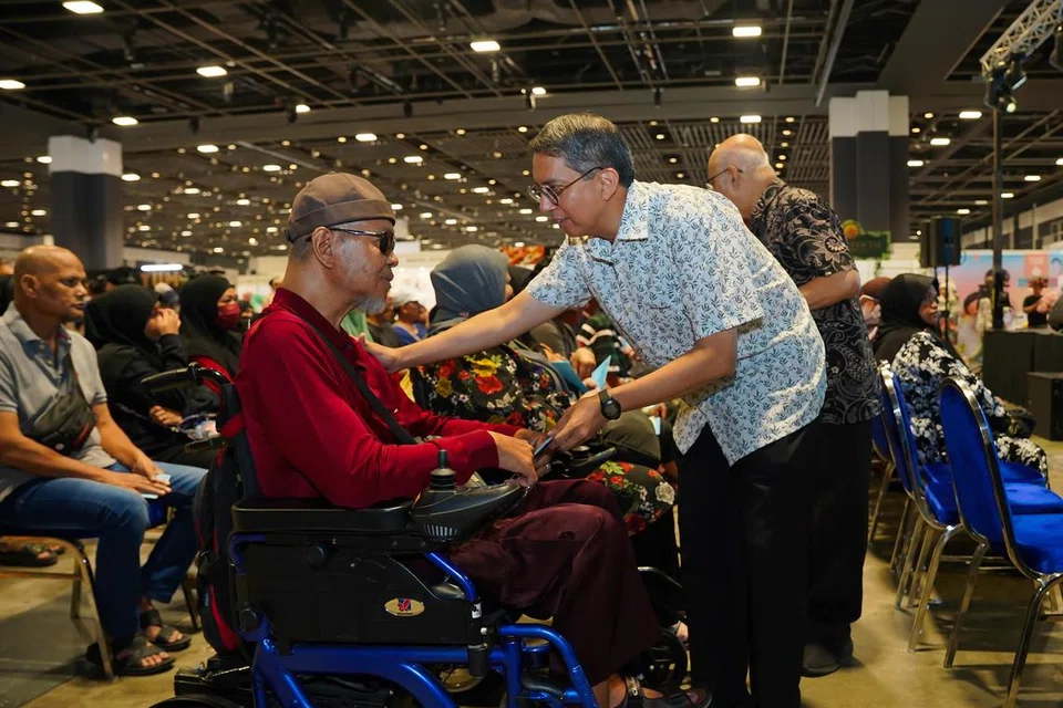 Menteri Negara (Ehwal Dalam Negeri merangkap
Pembangunan Negara), Profesor Madya Dr Muhammad Faishal Ibrahim (kanan, berbaju cerah), menyantuni hadirin pada majlis pengagihan Dana Aidilfitri TAA 2024 di Celebfest pada Ramadan  2024 lalu.