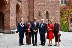 Presiden Tharman Shanmugaratnam (tiga dari kiri) dan isteri, Puan Jane Ittogi di Stockholm, Sweden. Bersama mereka ialah (dari kiri) Presiden Majlis Bandar Raya Stockholm, Encik Olle Burell; Raja Sweden, Raja Carl XVI Gusaf; Permaisuri Silvia; dan Datuk Bandar Stockholm, Cik Emilia Bjuggren.
