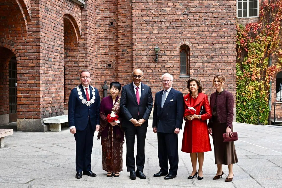 Presiden Tharman Shanmugaratnam (tiga dari kiri) dan isteri, Puan Jane Ittogi di Stockholm, Sweden. Bersama mereka ialah (dari kiri) Presiden Majlis Bandar Raya Stockholm, Encik Olle Burell; Raja Sweden, Raja Carl XVI Gusaf; Permaisuri Silvia; dan Datuk Bandar Stockholm, Cik Emilia Bjuggren.