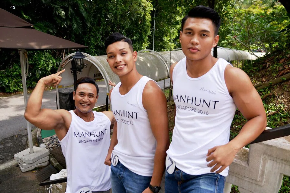PENGALAMAN JADI PENGAJARAN: Banyak cabaran pernah dilalui (dari kiri) Encik Zacky, Encik Hiezam Luthfi dan Encik Abdullah Tasauffi semasa zaman dulu, yang kini menjadi bekalan dalam apa jua yang dilalui, termasuk bertanding dalam Manhunt Singapore.