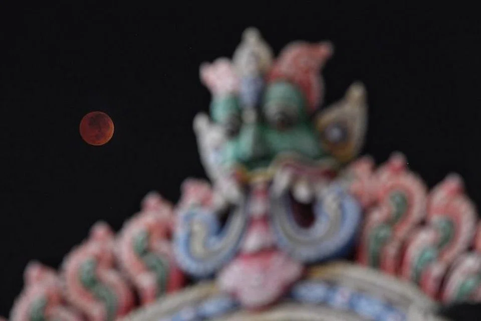 GERHANA BULAN PENUH: Bulan kelihatan paling merah sekitar 4.20 pagi semasa fenomena gerhana bulan penuh pada 28 Julai 2018.