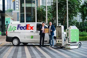 Dibimbing oleh ejen kecerdasan buatan (AI), robot QuikBot mampu mengendalikan lif dan mengakses setiap tingkat bangunan bagi melaksanakan penghantaran tanpa sentuhan dan tanpa bantuan manusia.