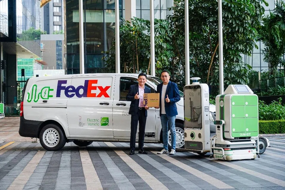 Dibimbing oleh ejen kecerdasan buatan (AI), robot QuikBot mampu mengendalikan lif dan mengakses setiap tingkat bangunan bagi melaksanakan penghantaran tanpa sentuhan dan tanpa bantuan manusia.