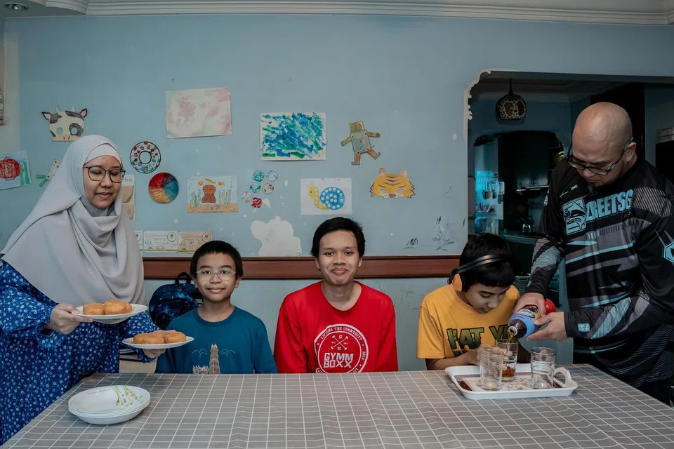 Encik Mulyanto Abdul Rahman dan Cik Ismaliz Ismail bersama ketiga-tiga anak mereka, (dari kiri) Hasif Fawwaz, yang didiagnosis dengan kurang upaya intelek tahap ringan (MID), Encik Ilham Izyan dan Tasnim Humam, yang kedua-duanya mempunyai autisme. 