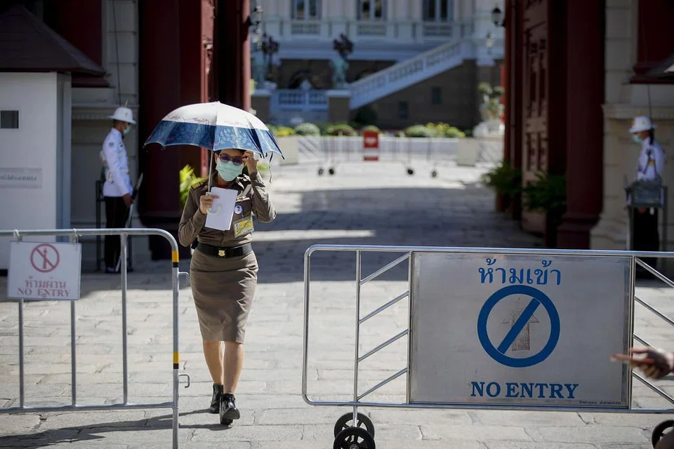 Polis Kerajaan Thailand dilihat memakai pelitup di Istana Besar (Grand Palace) Bangkok pada 14 Februari 2020. -Foto: EPA-EFE 