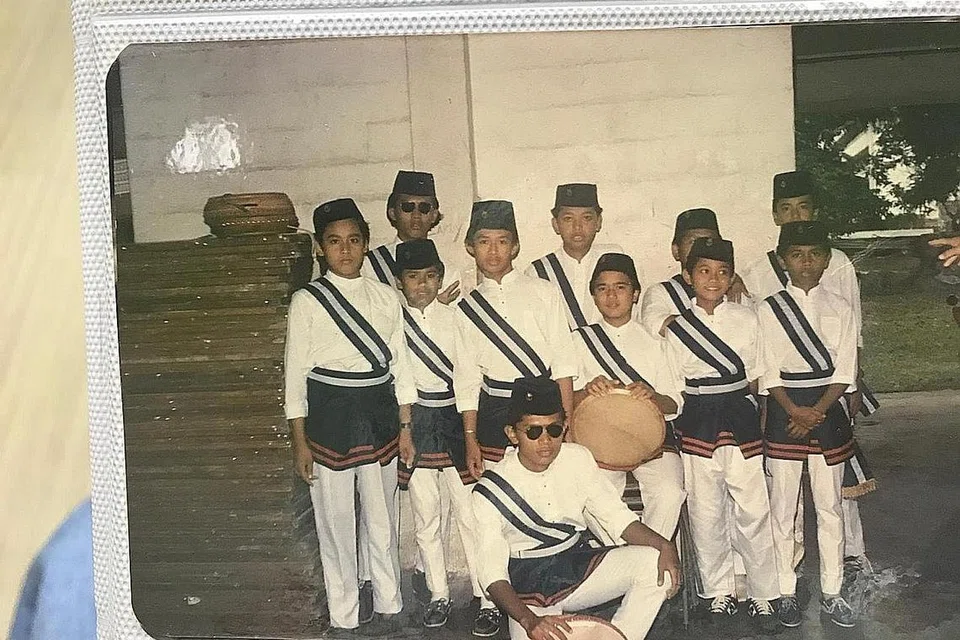 YANG MANA SATU KHAIRUDIN SAHAROM: Khairudin (baris tengah, kiri) tergelak melihat gambar beliau sewaktu zaman remaja mengenakan pakaian seragam kompang, siap dengan songkok dan samping pendek.