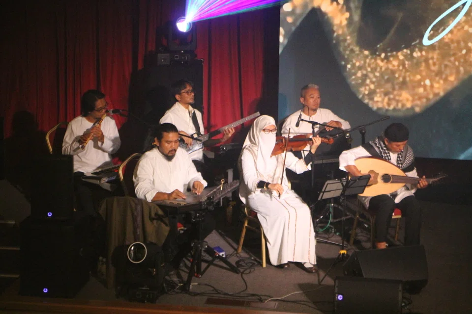 Kumpulan muzik, Zakhrafa Ensemble, menyajikan iringan alunan muzik.