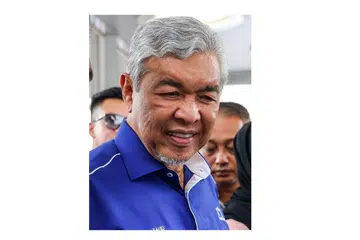 PERANG MULUT: Datuk Ahmad Zahid (atas) berperang mulut dengan Encik Khairy. - Foto-foto CMG, FACEBOOK KHAIRY JAMALUDIN