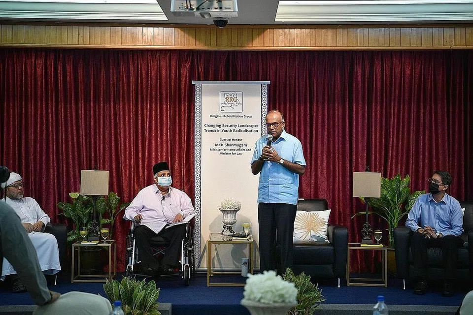 BINCANG DASAR: Perbincangan dengan masyarakat, seperti sesi yang dikendalikan Menteri Undang-Undang, Encik K. Shanmugam, Mac lalu berhubung pemakaian tudung pekerja penjagaan kesihatan, adalah antara pendekatan pemerintah dalam menimbangkan sebarang dasar. - Foto fail