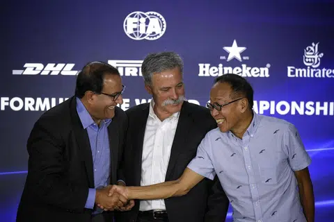 HUBUNGAN MENERUSI F1: Bekas Menteri Perdagangan dan Perusahaan, Encik S Iswaran berjabat tangan dengan usawahan, Encik Ong Beng Seng di sidang akhbar yang diadakan sempena Grand Prix Singapura pada 15 September 2017. 