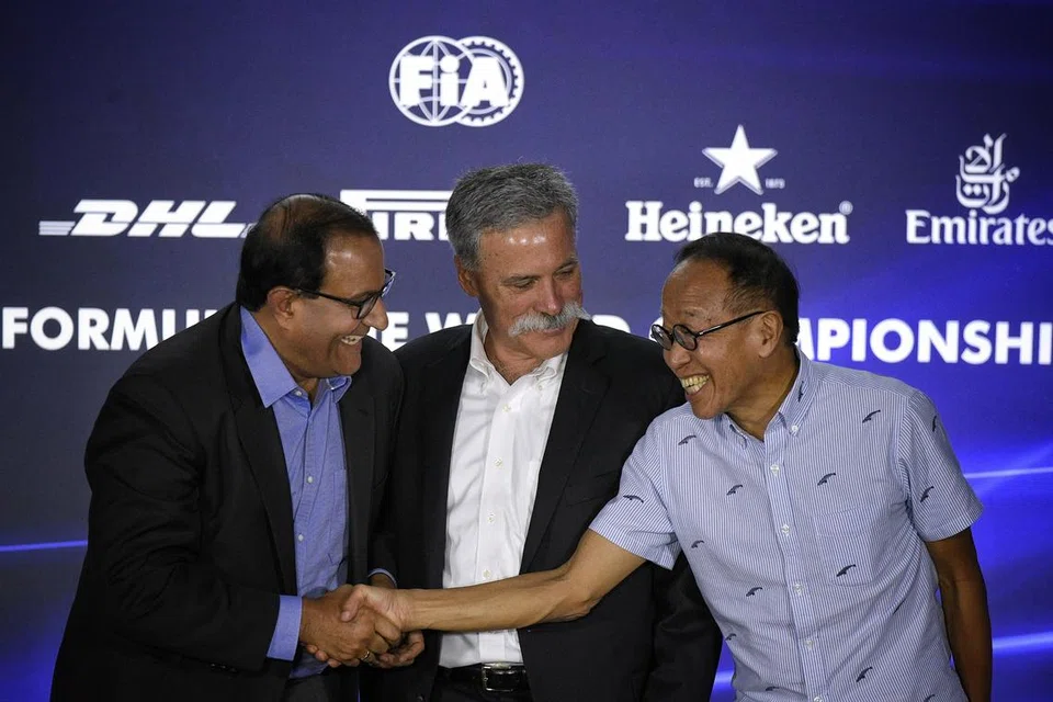 HUBUNGAN MENERUSI F1: Bekas Menteri Perdagangan dan Perusahaan, Encik S Iswaran berjabat tangan dengan usawahan, Encik Ong Beng Seng di sidang akhbar yang diadakan sempena Grand Prix Singapura pada 15 September 2017. 