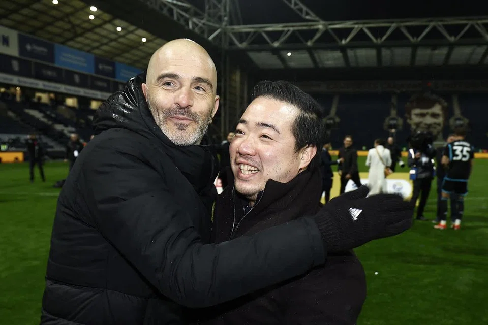 Pengurus Leicester City, Enzo Maresca, bersama pengerusi pasukan bola sepak itu, Aiyawatt Srivaddhanaprabha.