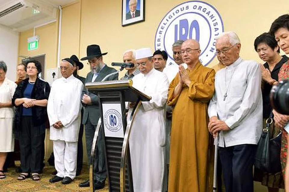 SINGAPURA BERBILANG BANGSA DAN AGAMA: Antara contoh kehidupan beragama yang bersatu padu ialah kewujudan Pertubuhan Antara Agama (IRO). - Foto fail