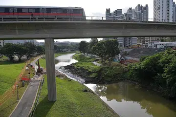 LALUAN: Setakat ini, HDB dan kontraktor, Chiu Teng Construction, telah membangunkan saluran selebar 3.5 meter dan menggunakan beberapa pam untuk meningkatkan aliran air di terusan itu. - Foto BH oleh JOYCE FANG