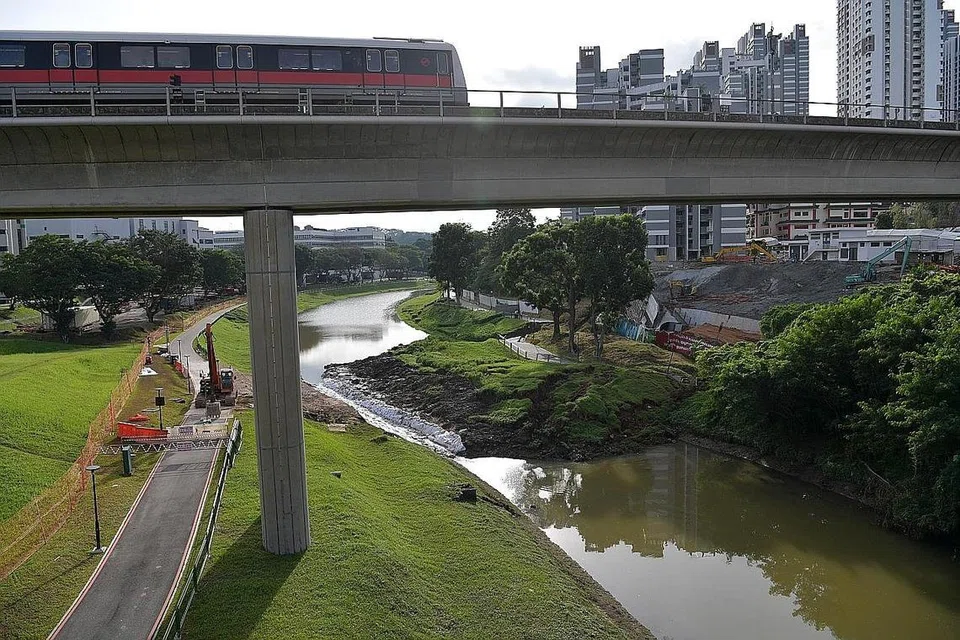 LALUAN: Setakat ini, HDB dan kontraktor, Chiu Teng Construction, telah membangunkan saluran selebar 3.5 meter dan menggunakan beberapa pam untuk meningkatkan aliran air di terusan itu. - Foto BH oleh JOYCE FANG