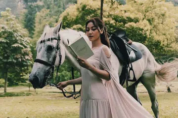 BERMULA DI INSTAGRAM: Daiyan Trisha tidak menyangka puisi tulisannya yang dimuat naik ke wadah Instagram mendapat sambutan pembaca sehingga didorong oleh peminat untuk menulis buku puisi. 