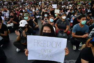 TUNJUK PERASAAN: Penunjuk perasaan mengadakan bantahan di Bangkok baru-baru ini meminta kerajaan pimpinan Encik Prayuth Chan-ocha meletak jawatan. - Foto REUTERS