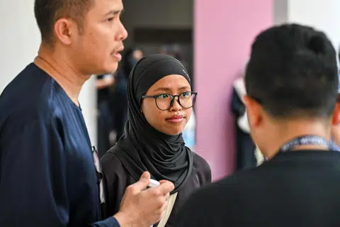 Encik Muhammad Rosman Abdul Razak, 45 tahun, dan anak sulungnya, Aaliya Muhammad Rosman, 16 tahun, berkongsi bahawa mereka cuba menghulurkan bantuan kepada kereta yang dinaiki Allahyarhamha Afifah Munirah Muhammad Azril dan dipandu bapa arwah, Encik Muhammad Azril Mahmood, setelah ia terbalik susulan nahas melibatkan enam kereta di Tampines pada 22 April. 
