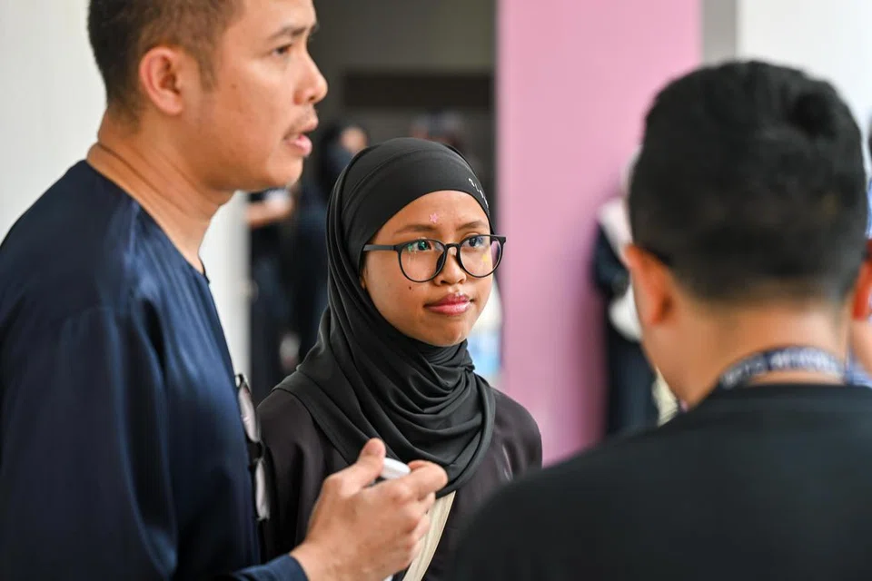 Encik Muhammad Rosman Abdul Razak, 45 tahun, dan anak sulungnya, Aaliya Muhammad Rosman, 16 tahun, berkongsi bahawa mereka cuba menghulurkan bantuan kepada kereta yang dinaiki Allahyarhamha Afifah Munirah Muhammad Azril dan dipandu bapa arwah, Encik Muhammad Azril Mahmood, setelah ia terbalik susulan nahas melibatkan enam kereta di Tampines pada 22 April. 