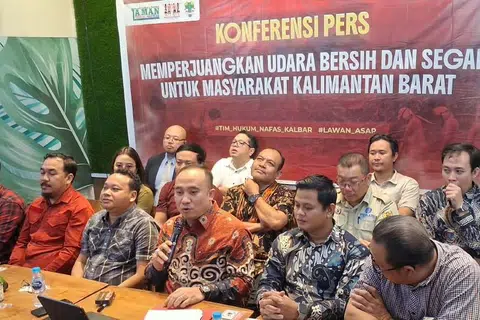 Ketua Pasukan Guaman Nafas Kalimantan Barat, Encik Glorio Sanen (tiga dari kanan), ketika sidang media di Pontianak mengenai usaha memperjuangkan udara bersih di wilayah itu. Pasukan berkenaan mewakili plaintif yang menyaman pemerintah Indonesia atas dakwaan kecuaian dalam mencegah dan menangani kebakaran hutan dan tanah serta jerebu yang menjejaskan Kalimantan Barat.