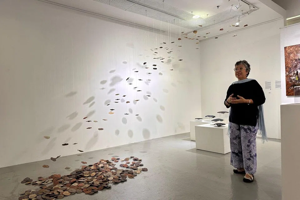 Dr Suriani Suratman bersama arca hasil suaminya Heiko Schulze yang bertemakan ‘Sail’ (Pelayaran). Hasil karya itu dibuat dengan kombinasi logam dan kayu, termasuk kayu pecah yang lama terkering dan tersadai di pantai.