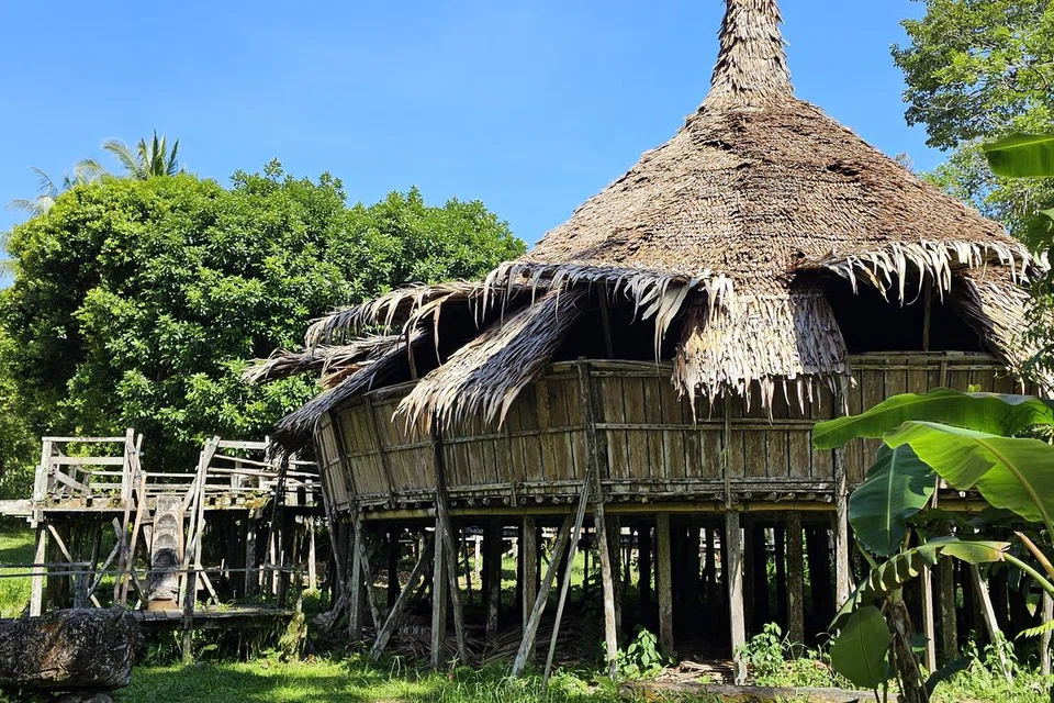 RUMAH BIDAYUH: Struktur rumah ini diperbuat daripada buluh dan berbentuk bulat.