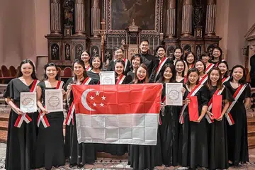 CEMERLANG: The Voices of Singapore Ladies Choir dengan anugerah mereka di Bratislava, Slovakia. 