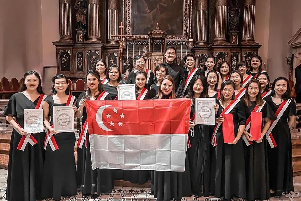 CEMERLANG: The Voices of Singapore Ladies Choir dengan anugerah mereka di Bratislava, Slovakia. 
