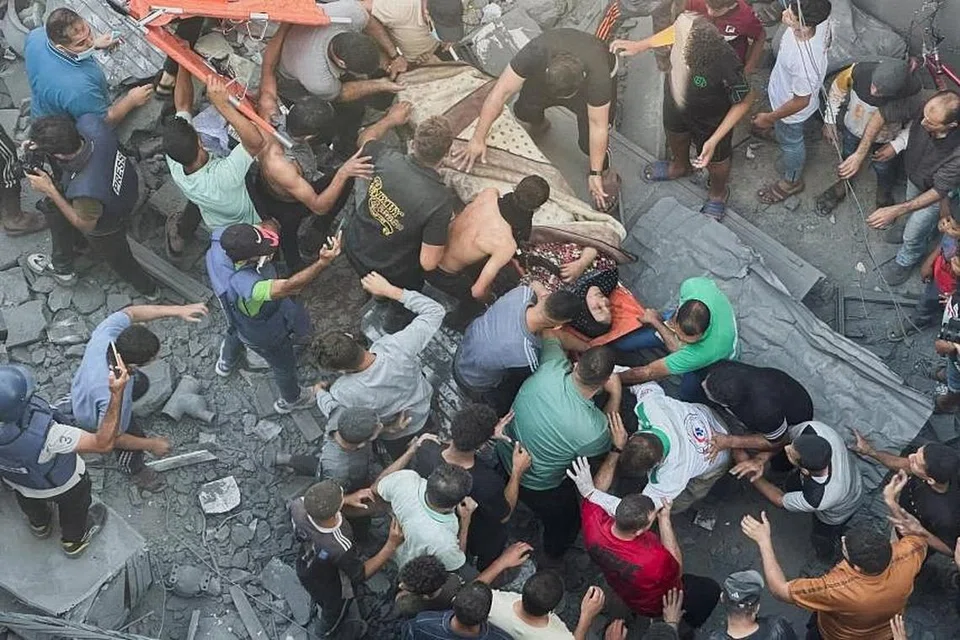 MUSNAH: Penduduk Palestin saling membantu bagi menyelamatkan seorang wanita di lokasi serangan Israel ke atas rumah di Khan Younis di selatan Semenanjung Gaza pada 26 Oktober 2023.