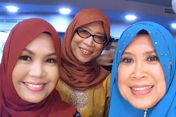 MASING-MASING MEMAINKAN PERANAN PENTING: (Dari kiri) Sabariah Ramilan, Azizah Malik dan Amanah Mustafi, hargai ilmu dan pengalaman yang ditimba sepanjang berkhidmat dalam dunia penyiaran. - Foto ihsan SABARIAH RAMILAN