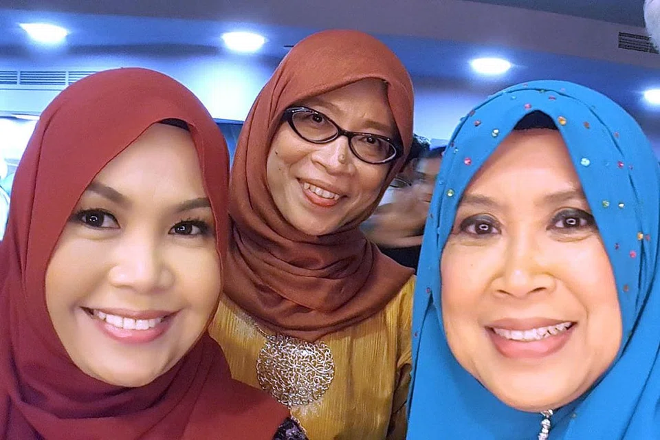 MASING-MASING MEMAINKAN PERANAN PENTING: (Dari kiri) Sabariah Ramilan, Azizah Malik dan Amanah Mustafi, hargai ilmu dan pengalaman yang ditimba sepanjang berkhidmat dalam dunia penyiaran. - Foto ihsan SABARIAH RAMILAN