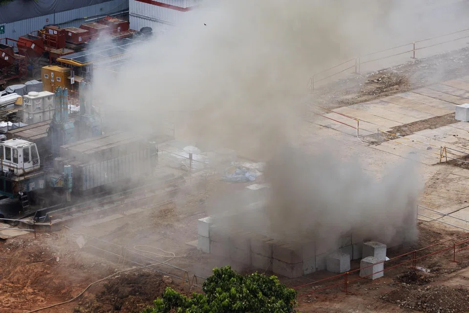 OPERASI LETUPAN: Dua letupan telah dijalankan oleh Angkatan Bersenjata Singapura (SAF) untuk melupuskan bom seberat 100kg Perang Dunia Kedua (WWII) yang ditemui di tapak pembinaan di Upper Bukit Timah pada hari Selasa.