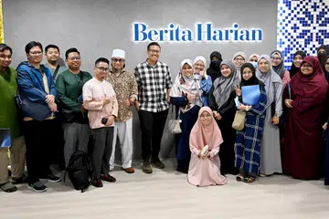Seramai 25 asatizah hadiri bengkel penulisan yang dikendalikan Berita Harian dengan kerjasama Pergas. Bengkel penulisan dikendalikan oleh Timbalan Editor Berita, Encik Norman Sawi (tengah).