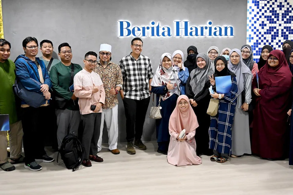 Seramai 25 asatizah hadiri bengkel penulisan yang dikendalikan Berita Harian dengan kerjasama Pergas. Bengkel penulisan dikendalikan oleh Timbalan Editor Berita, Encik Norman Sawi (tengah).