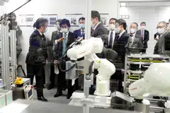 SISTEM CANGGIH: Menteri Kesihatan Jepun, Norihisa Tamura menyaksikan satu demonstrasi prototaip mesin ujian Covid-19 automatik yang menggunakan robot untuk mengambil sampel ujian swab. - Foto Reuters