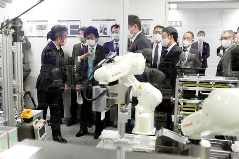 SISTEM CANGGIH: Menteri Kesihatan Jepun, Norihisa Tamura menyaksikan satu demonstrasi prototaip mesin ujian Covid-19 automatik yang menggunakan robot untuk mengambil sampel ujian swab. - Foto Reuters