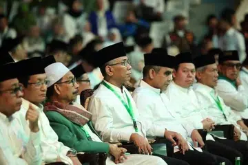 Nahdlatul Ulama (NU) meraikan ulang tahun penubuhannya yang ke-100 pada 31 Januari dengan pengerusinya, Encik Yahya Cholil Staquf (empat dari kiri), menyatakan rasa syukur kerana pertikaian dalaman yang berlarutan selama beberapa bulan dalam organisasi Islam terbesar di Indonesia itu kini telah reda.
