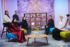 Menteri di Pejabat Perdana Menteri dan Menteri Kedua (Ehwal Luar merangkap Pendidikan), Dr Mohamad Maliki Osman (dua dari kanan), bertukar pandangan dengan empat warga Singapura, (dari kiri) Cik Nursyirin Salim, Cik Salbiah Md Yusuff, Tengku Shahrul Shah Tengku Alam Shah dan Cik Zoey Zuaswina Zupri, dalam sesi podcast Berita Harian (BH) pasca-Belanjawan 2025 pada 20 Februari yang dihoskan penerbit podcast BH, Cik Natasha Mustafa (kanan). 