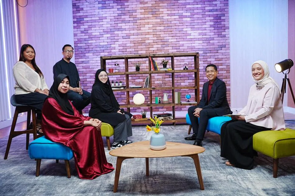 Menteri di Pejabat Perdana Menteri dan Menteri Kedua (Ehwal Luar merangkap Pendidikan), Dr Mohamad Maliki Osman (dua dari kanan), bertukar pandangan dengan empat warga Singapura, (dari kiri) Cik Nursyirin Salim, Cik Salbiah Md Yusuff, Tengku Shahrul Shah Tengku Alam Shah dan Cik Zoey Zuaswina Zupri, dalam sesi podcast Berita Harian (BH) pasca-Belanjawan 2025 pada 20 Februari yang dihoskan penerbit podcast BH, Cik Natasha Mustafa (kanan). 