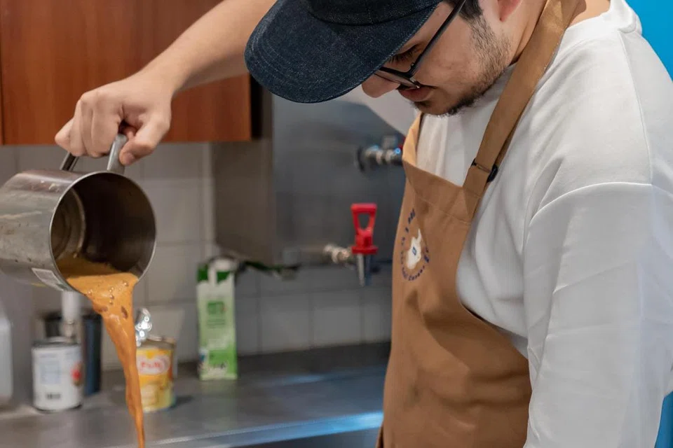 TEH DI KAFE: Brunch Club by The Halal Corner mengekalkan teh tempatan seperti ‘Frothy Teh Tarik’ untuk memperkenalkannya kepada pelancong yang mengunjungi kawasan tersebut.